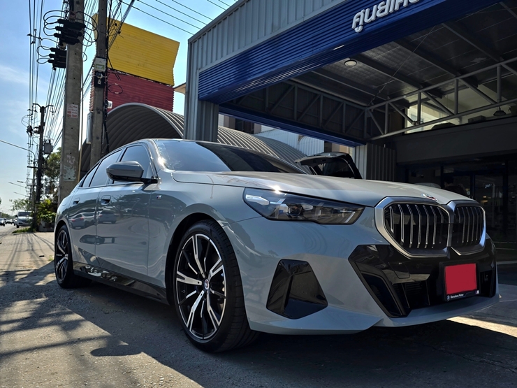 BMW SERIES 5 G60 2  ติดตั้งกล้องบันทึก ตรงรุ่น ไม่ตัดต่อ