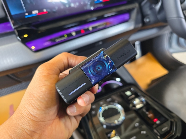 BMW SERIES 5 G60 2  ติดตั้งกล้องบันทึก ตรงรุ่น ไม่ตัดต่อ