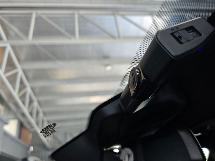 BMW SERIES 5 G60 2  ติดตั้งกล้องบันทึก ตรงรุ่น ไม่ตัดต่อ