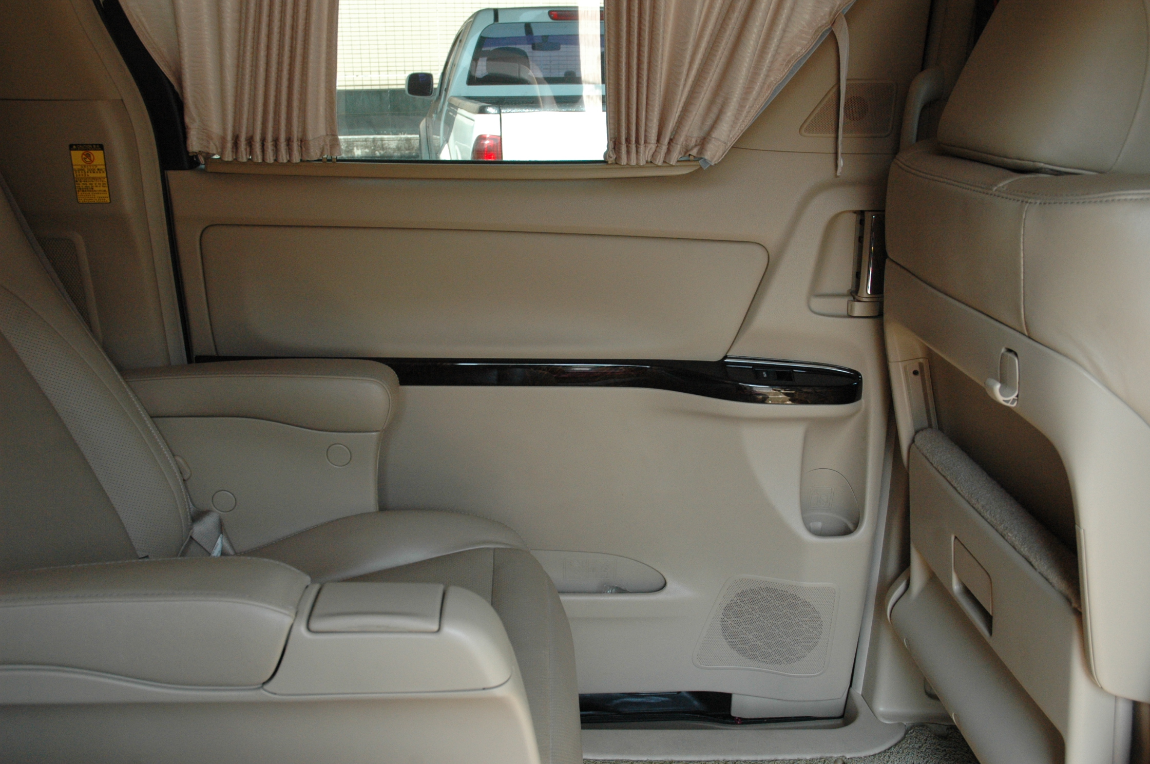 toyota alphard เครื่องเสียง รถยนต์