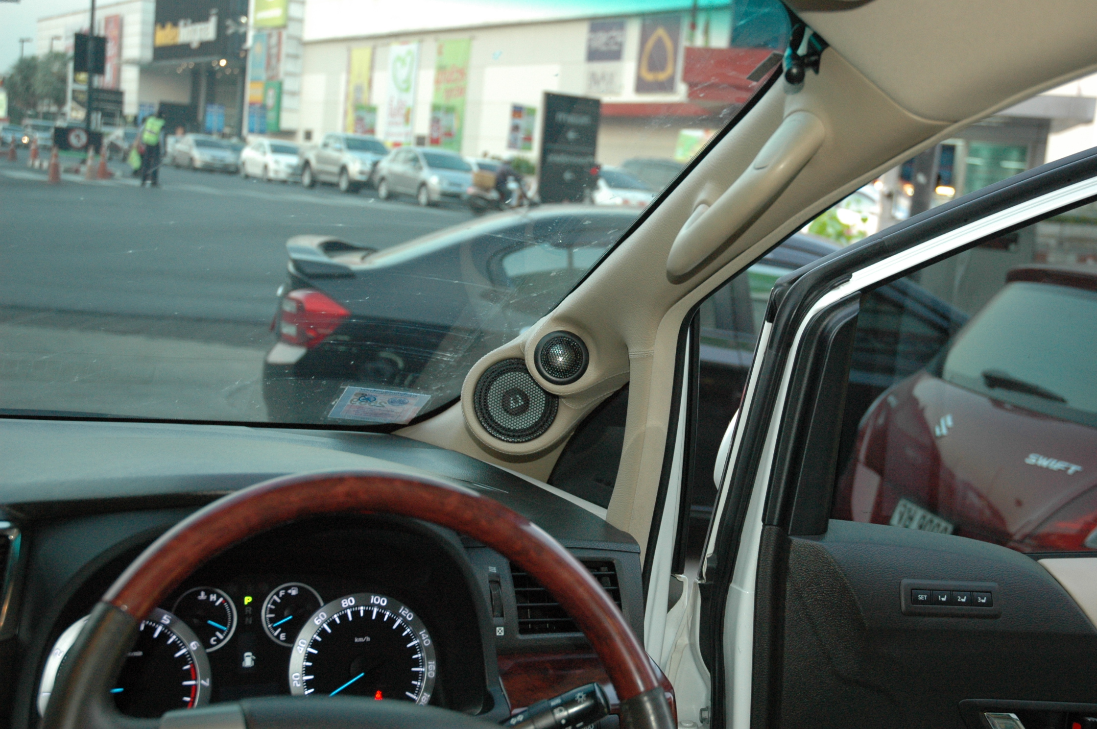 toyota alphard เครื่องเสียง รถยนต์